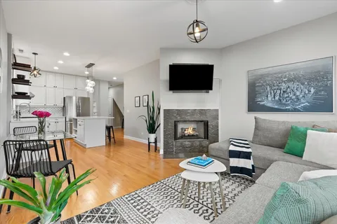 $575,000 | 2742 North Wolcott Avenue, Unit 3, Chicago, IL 60614