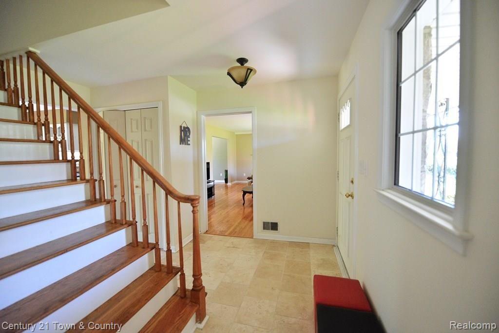 27944 Brandywine Road Farmington, MI 48334 - Photo 33 of 49 Foyer 3 best.jpg