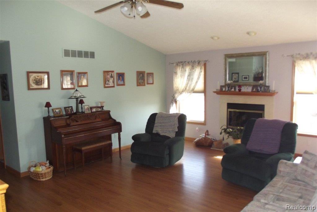 9364 North Robb Road Fowlerville, MI 48836 - Photo 3 of 6 DSCF0603.JPG