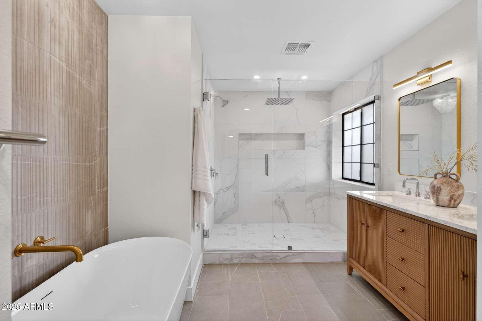 15850 North 15th Way Phoenix, AZ 85022 - Photo 25 of 43 a bathroom with a tub a sink and mirror