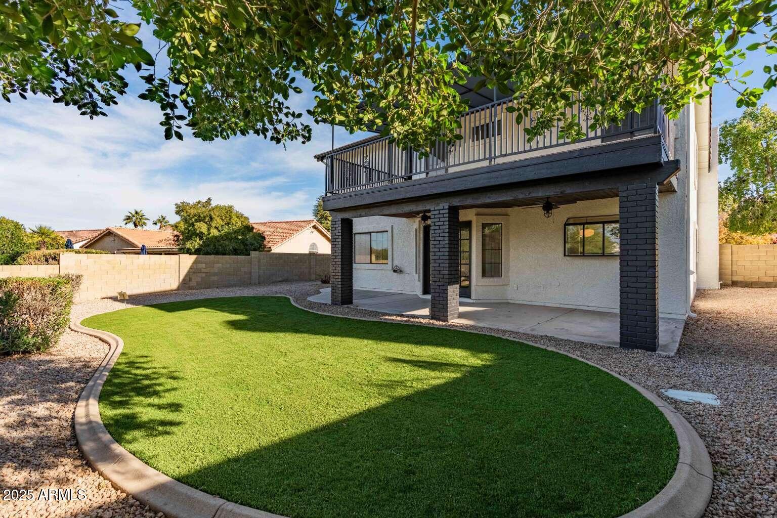 15850 North 15th Way Phoenix, AZ 85022 - Photo 41 of 43 a front view of a house with garden