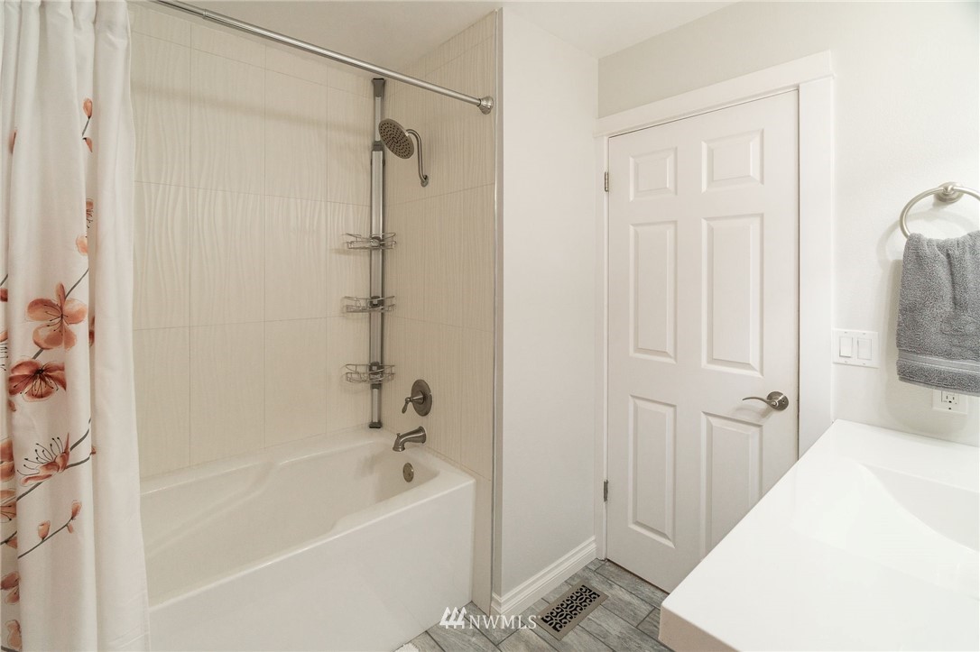 16695 Seminole Road Northeast Poulsbo, WA 98370 - Photo 17 of 40 Gallery Image 17
