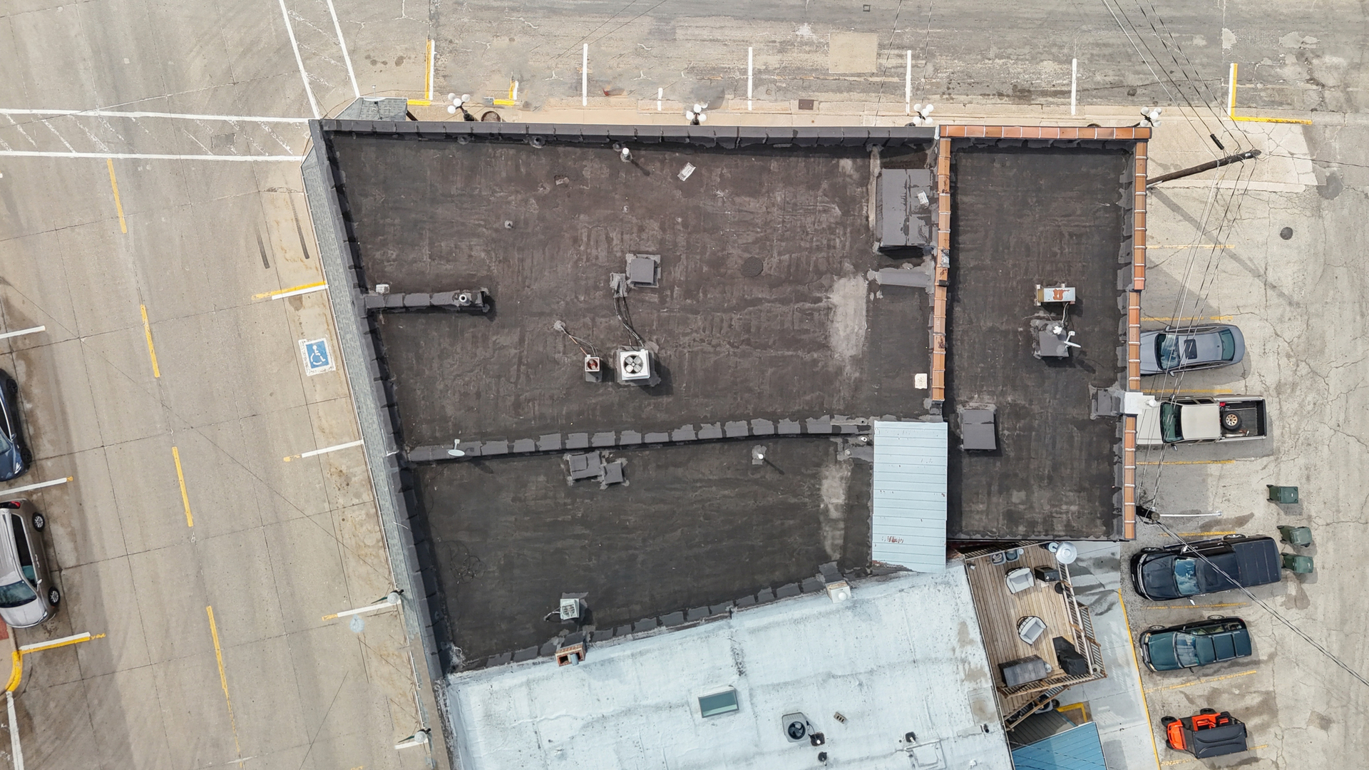 201 North State Street Geneseo, IL 61254 - Photo 38 of 49 a bathroom with a shower