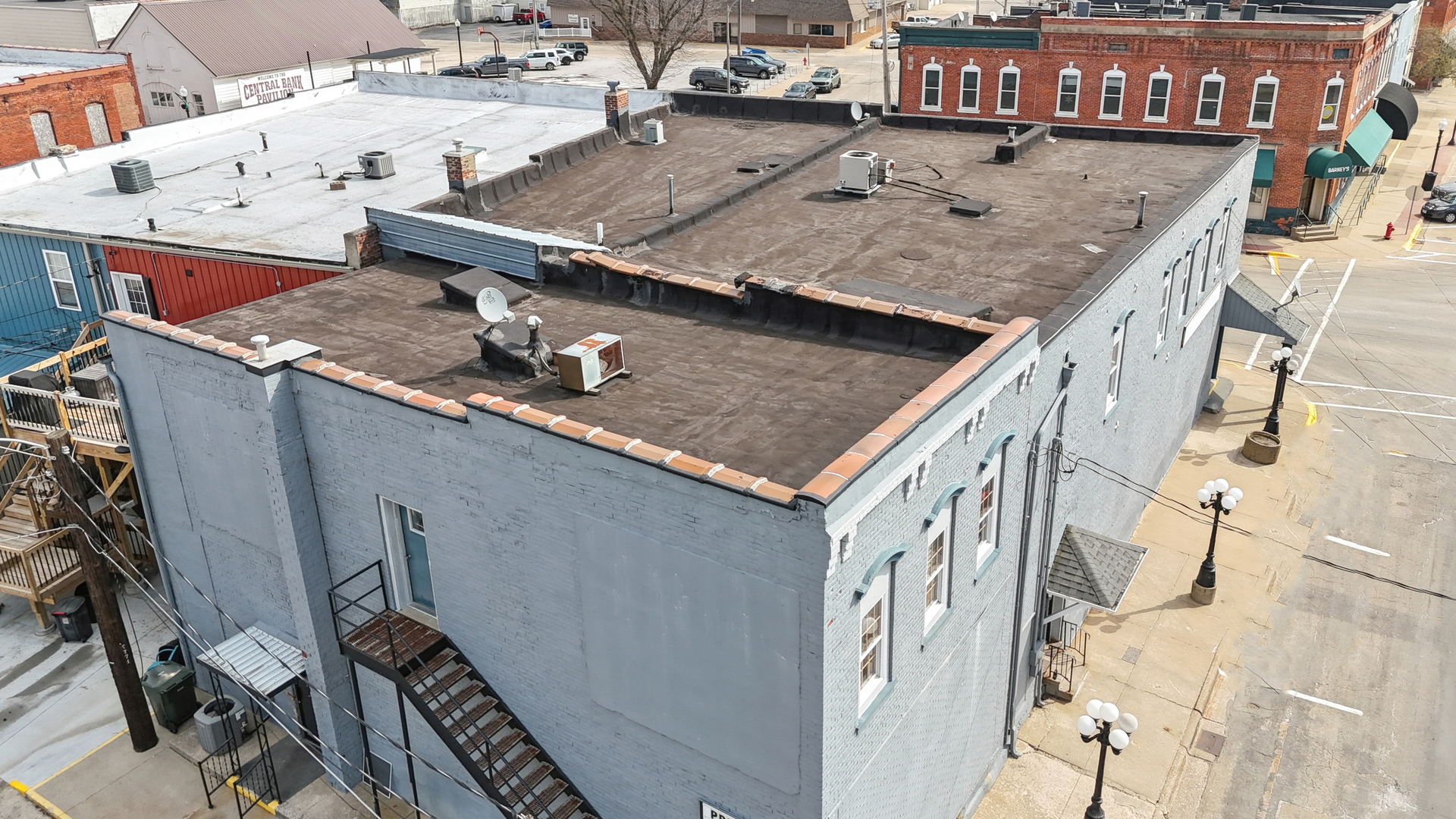 201 North State Street Geneseo, IL 61254 - Photo 39 of 49 a terrace with a table and chairs
