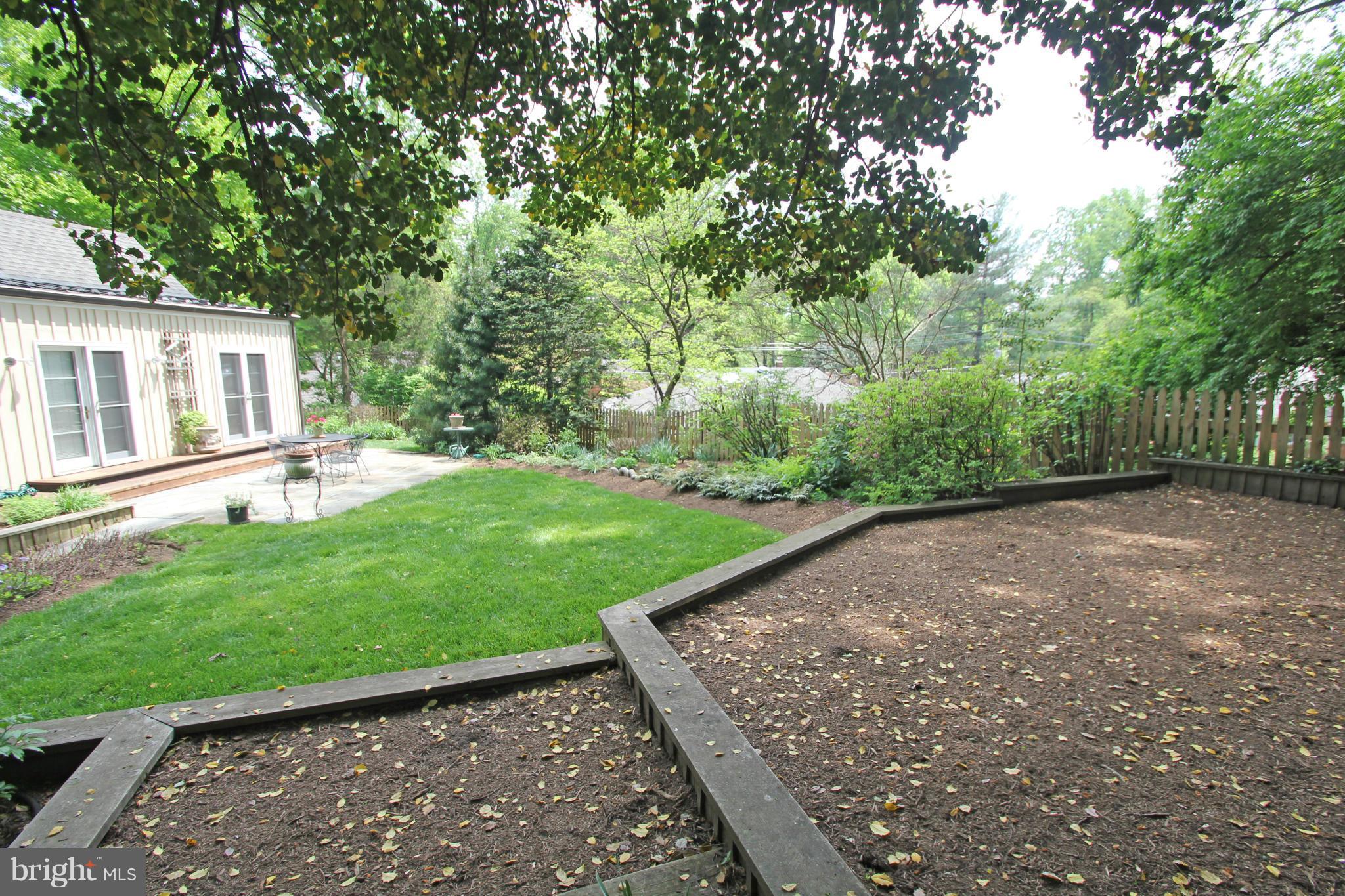 21 Sussex Road Silver Spring, MD 20910 - Photo 29 of 30 a view of a backyard with a garden