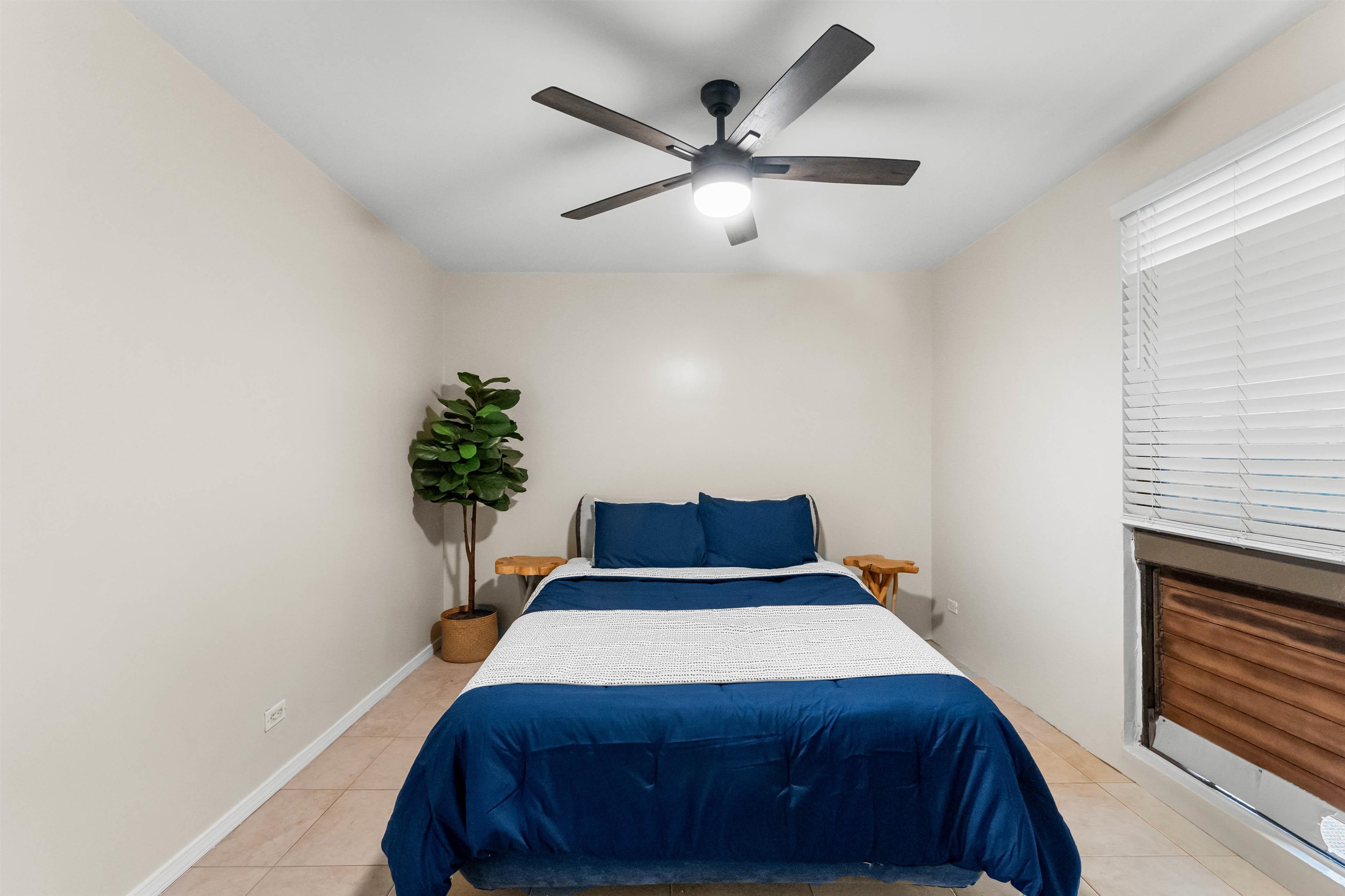 4310 Lower Honoapiilani Road, Unit 609 Lahaina, HI 96761 - Photo 11 of 29 a bedroom with a bed and a potted plant