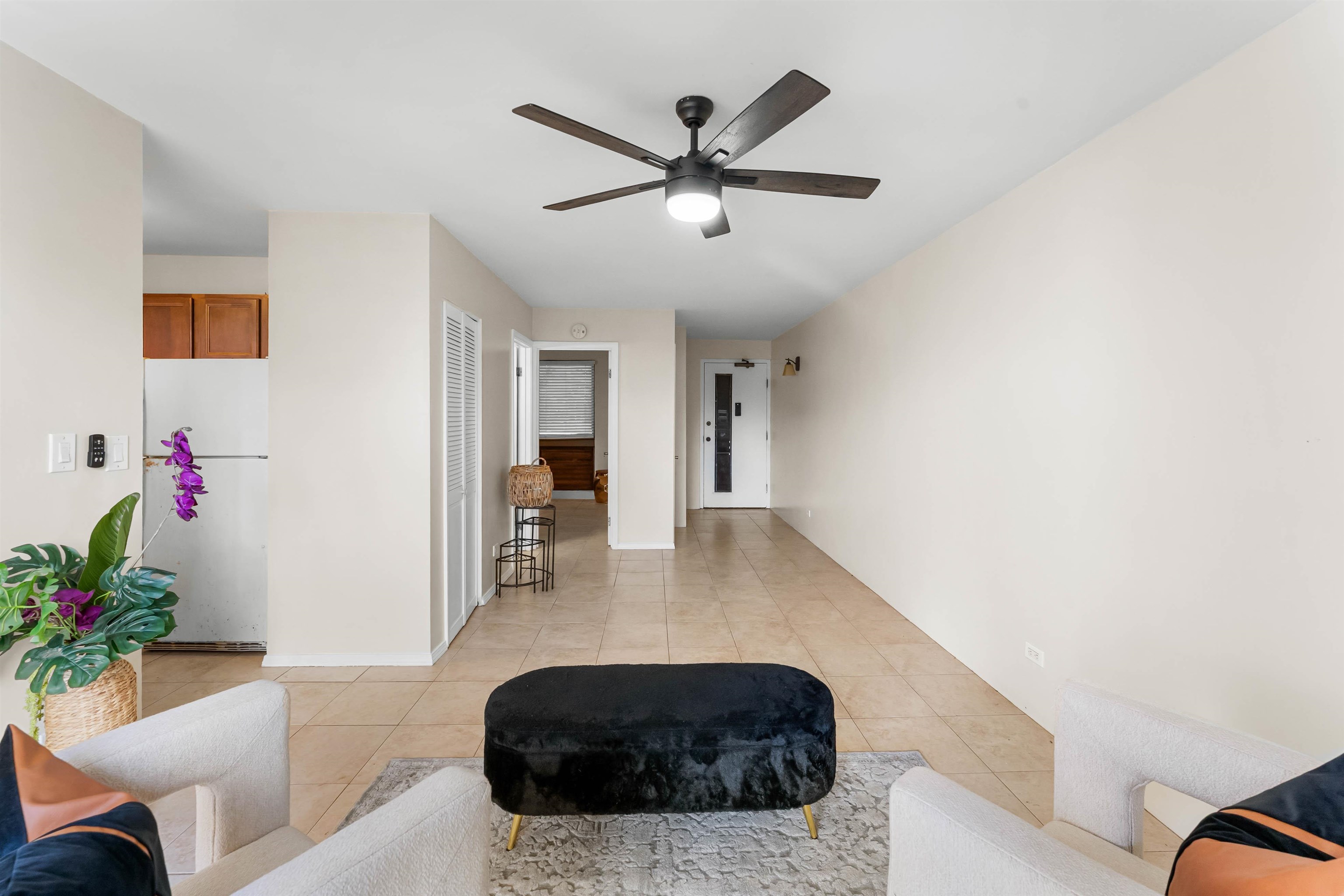 4310 Lower Honoapiilani Road, Unit 609 Lahaina, HI 96761 - Photo 5 of 29 a living room with furniture and wooden floor