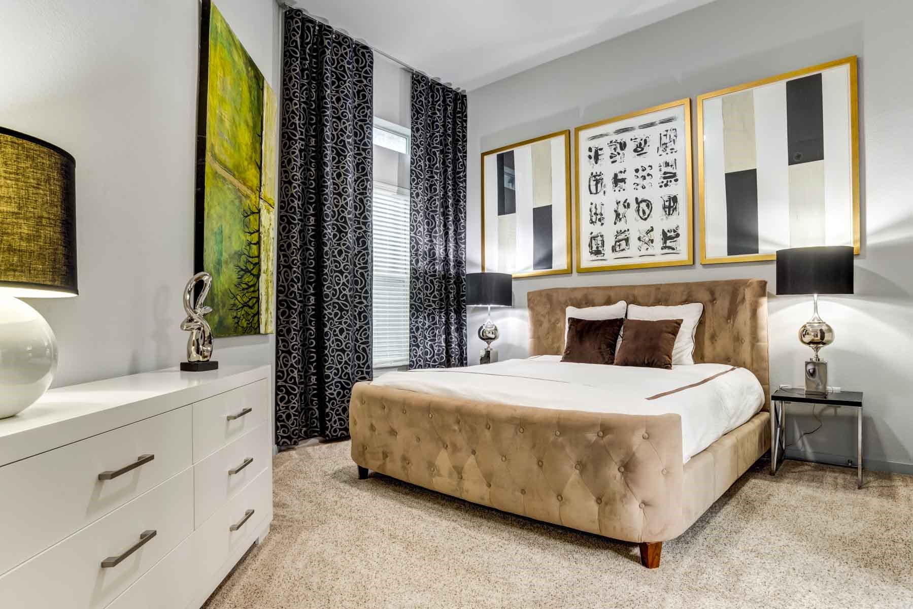 2525 McCue Road, Unit 519 Houston, TX 77056 - Photo 9 of 15 a bedroom with a bed and a window