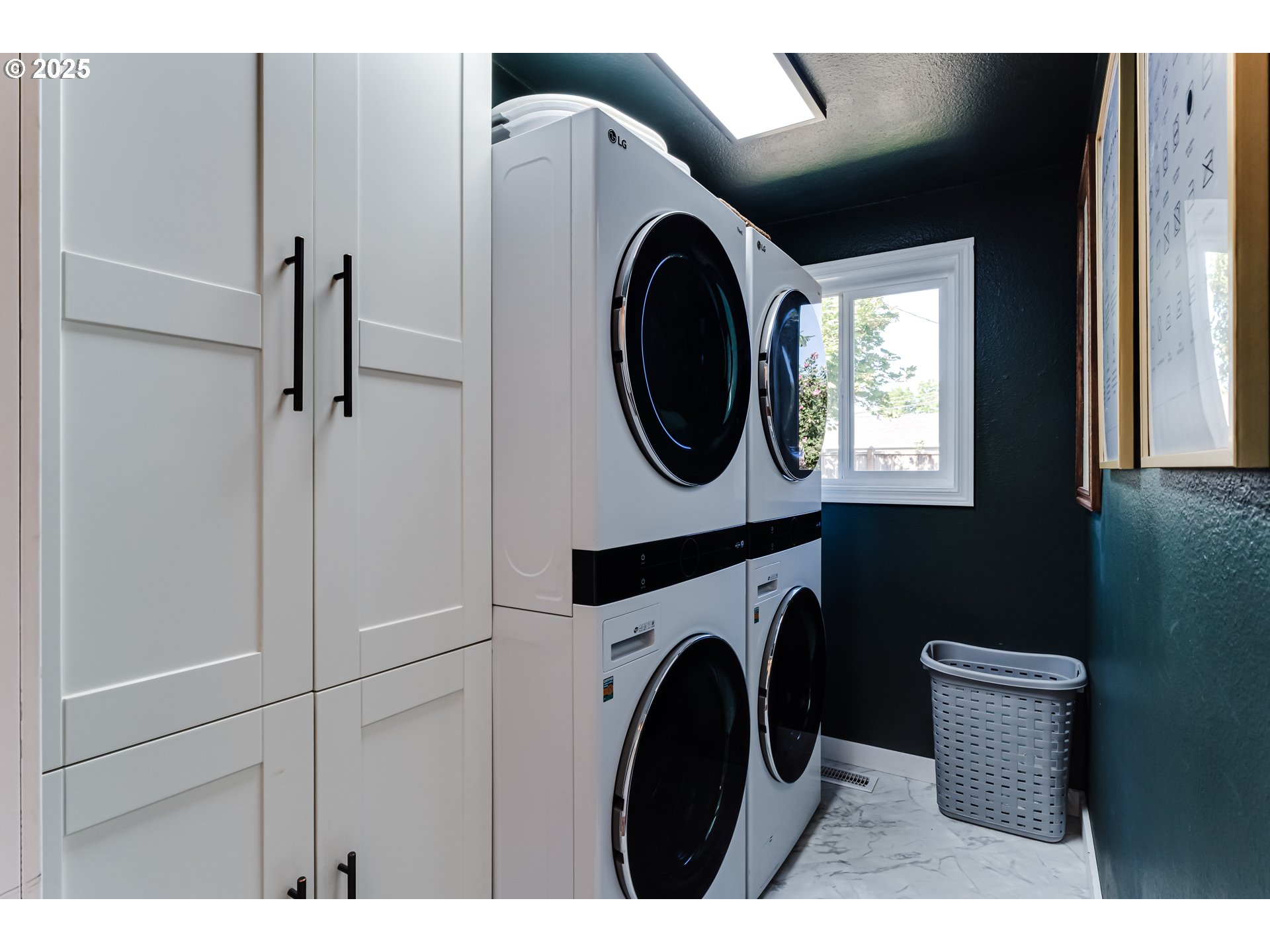 2790 32nd Street Springfield, OR 97477 - Photo 17 of 36 a utility room with dryer and washer