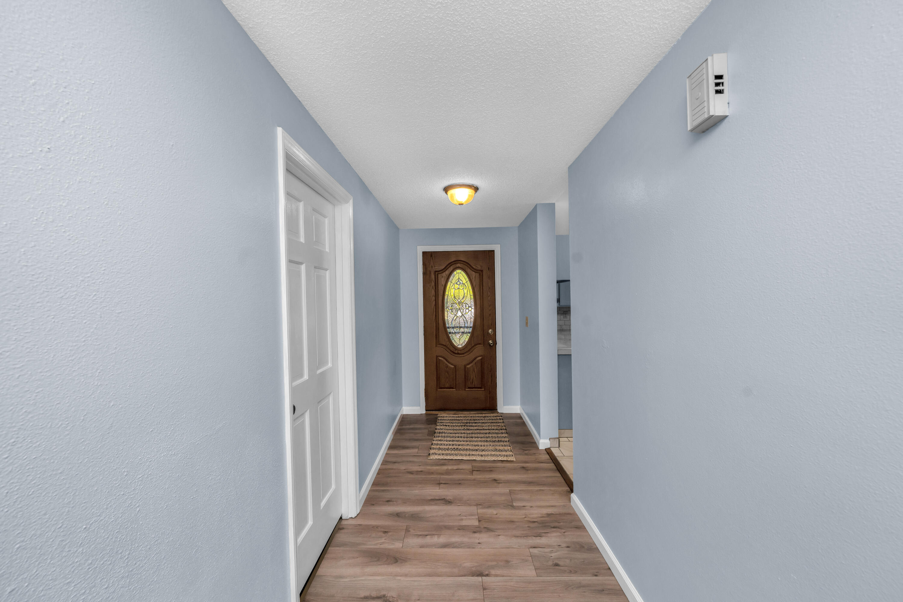 2606 Delta Waters Road Medford, OR 97504 - Photo 6 of 33 Entryway