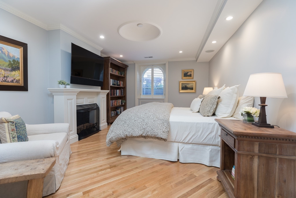 129 Beacon Street, Unit 1 Boston, MA 02116 - Photo 20 of 42 a spacious bedroom with a bed and a flat screen tv
