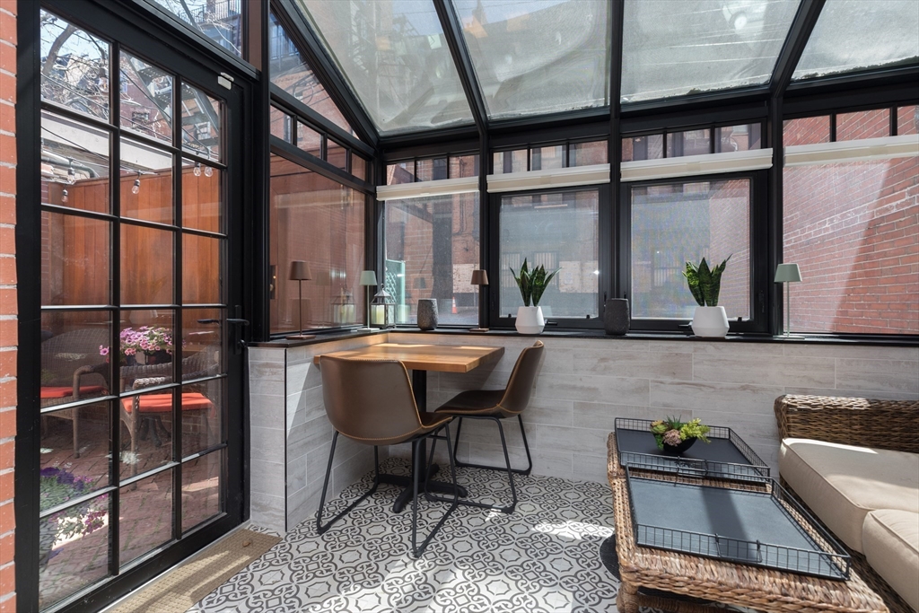 129 Beacon Street, Unit 1 Boston, MA 02116 - Photo 33 of 42 a room with table and chairs