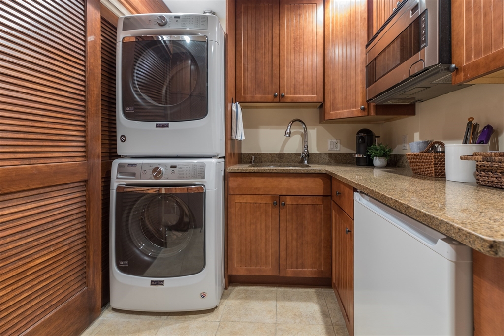 129 Beacon Street, Unit 1 Boston, MA 02116 - Photo 37 of 42 a kitchen with a washer and dryer