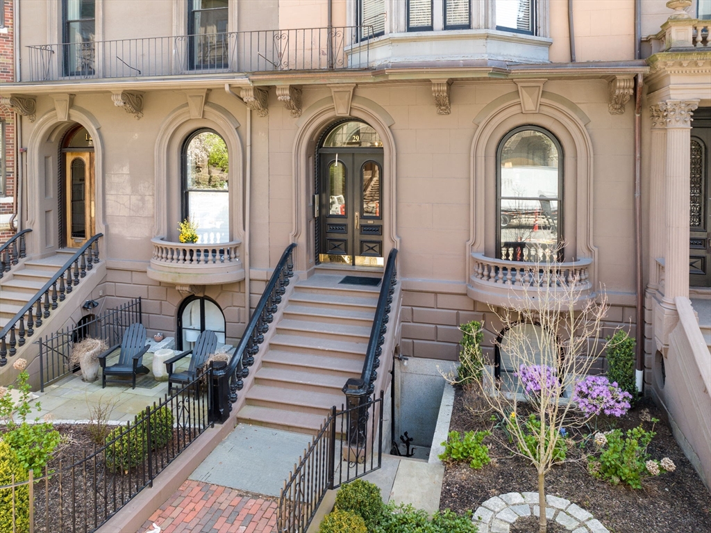 129 Beacon Street, Unit 1 Boston, MA 02116 - Photo 39 of 42 a view of a building with entryway
