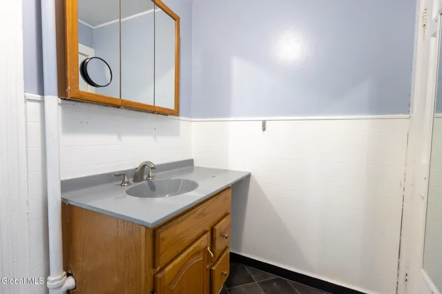 $1,300 | 104 Lawrence Street, Unit 2, Glens Falls, NY 12801