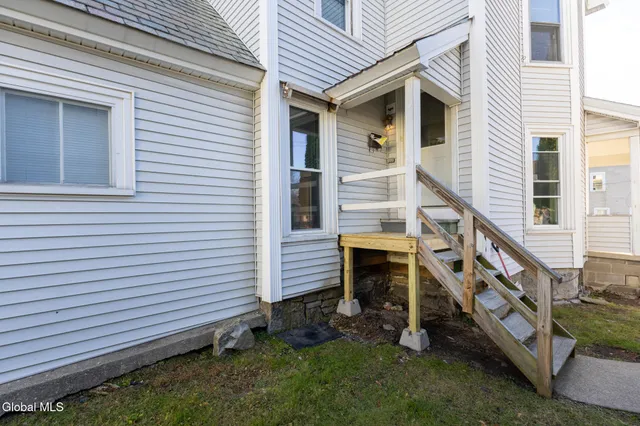 $1,300 | 104 Lawrence Street, Unit 2, Glens Falls, NY 12801