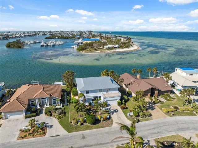 $4,186,000 | 727 Key Royale Drive, Holmes Beach, FL 34217