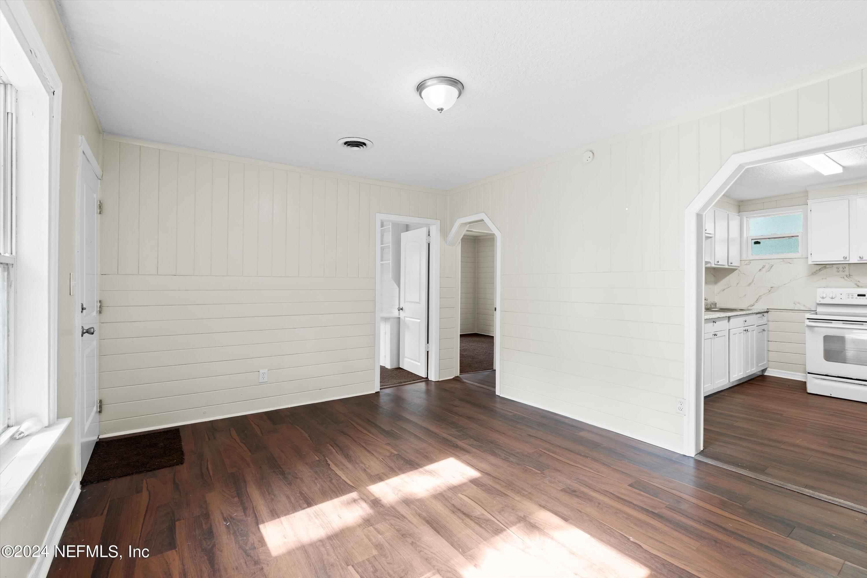 7607 Old Kings Road Jacksonville, FL 32219 - Photo 17 of 29 10-Living Room
