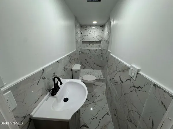 $1,500 | 16 North Summer Street, Unit 6, Adams, MA 01220