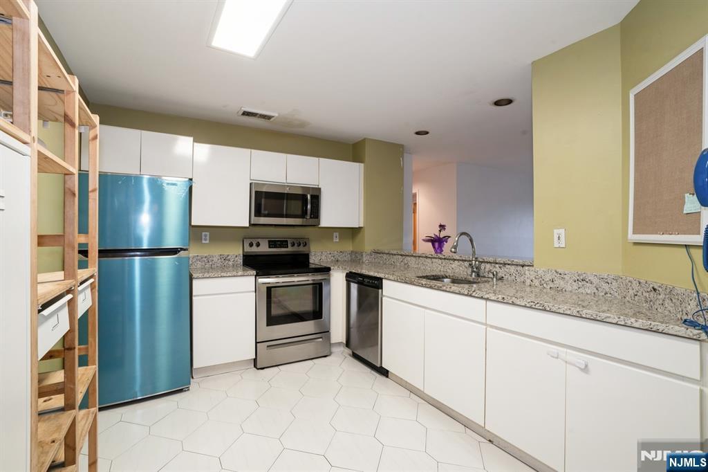 364 Palisade Avenue, Unit 4C Cliffside Park, NJ 07010 - Photo 6 of 19