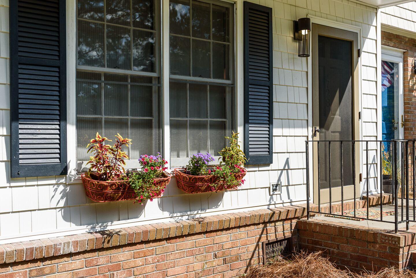 728 Inlet Drive Mount Pleasant, SC 29464 - Photo 3 of 22 inlet flowers front