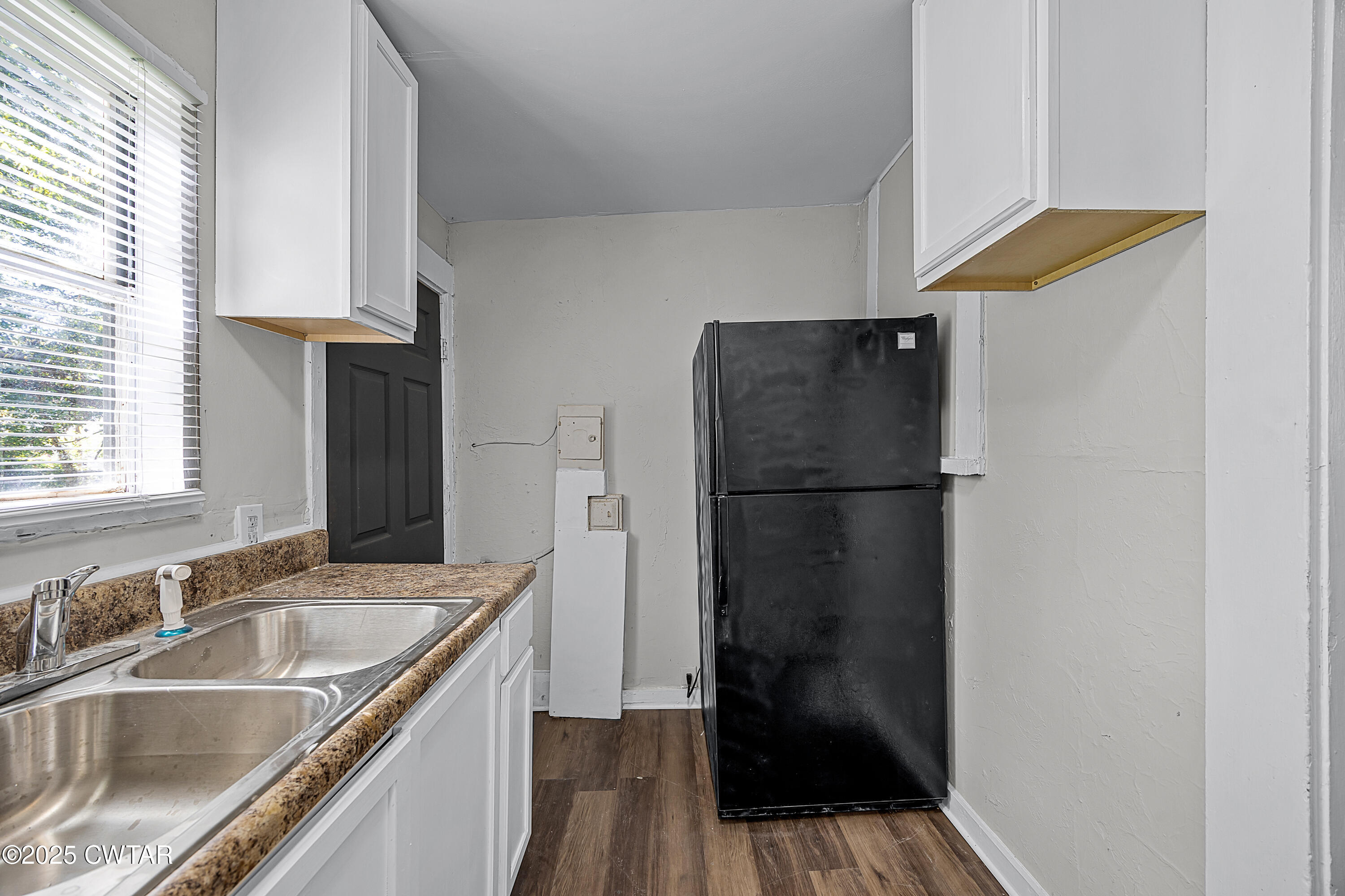 220 Division Avenue Jackson, TN 38301 - Photo 14 of 15 a kitchen with granite countertop a refrigerator and a sink