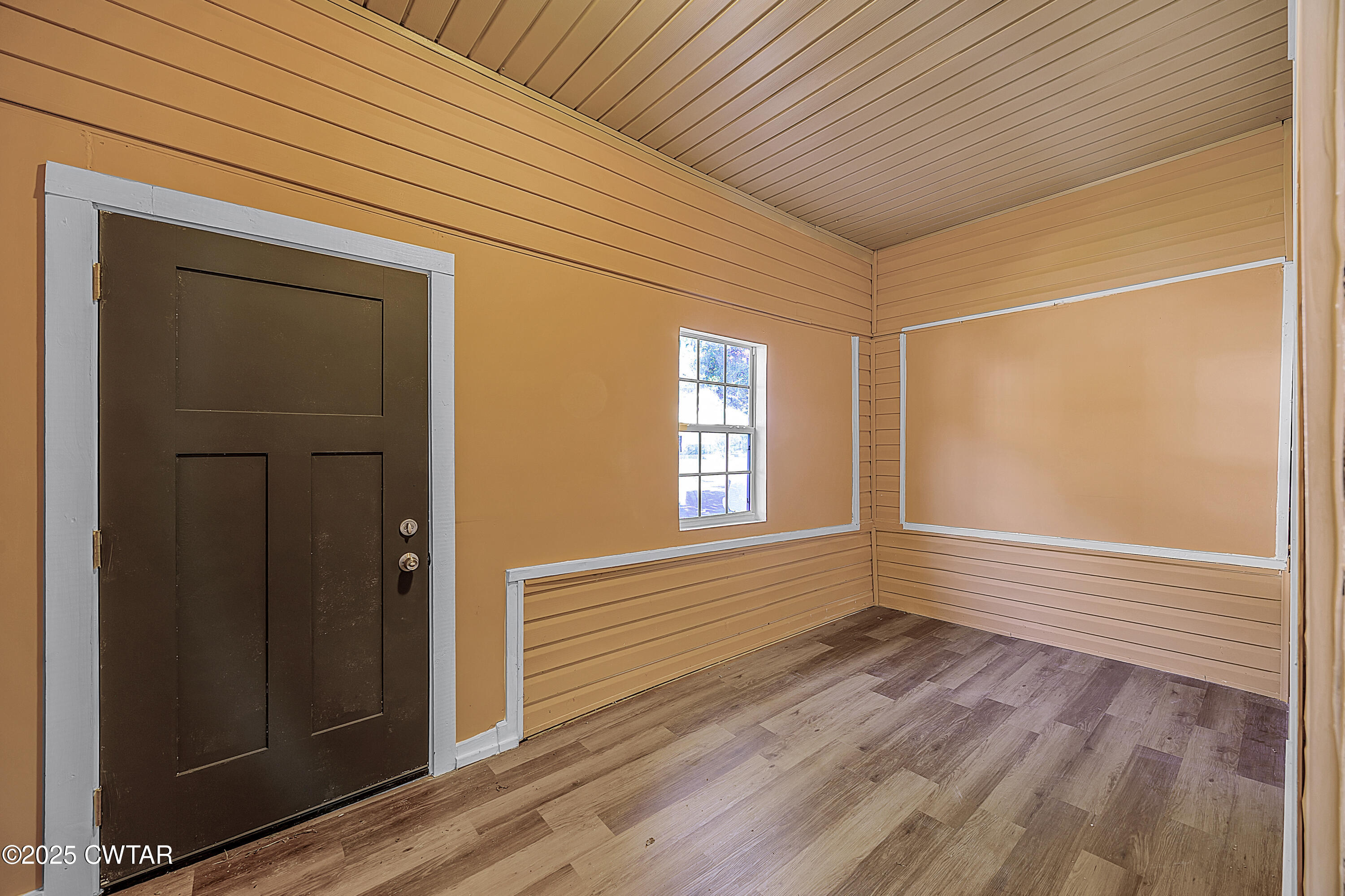 220 Division Avenue Jackson, TN 38301 - Photo 2 of 15 a view of empty room with wooden floor and fan