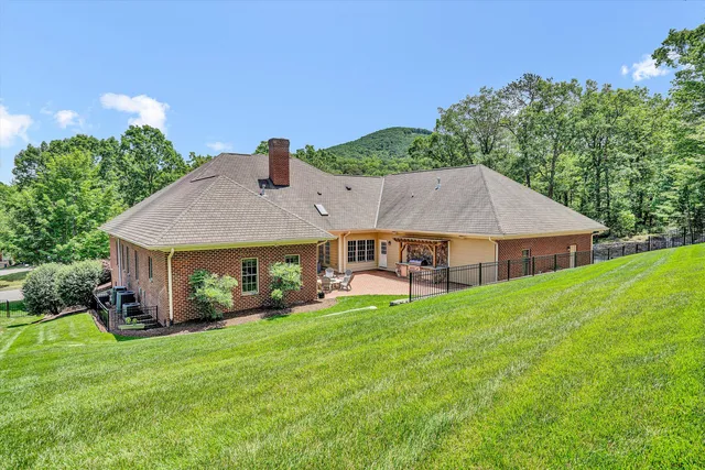 $1,250,000 | 3707 Wellington Drive Southeast, Roanoke, VA 24014