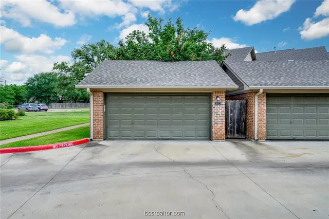 a view of a house with a yard and garage