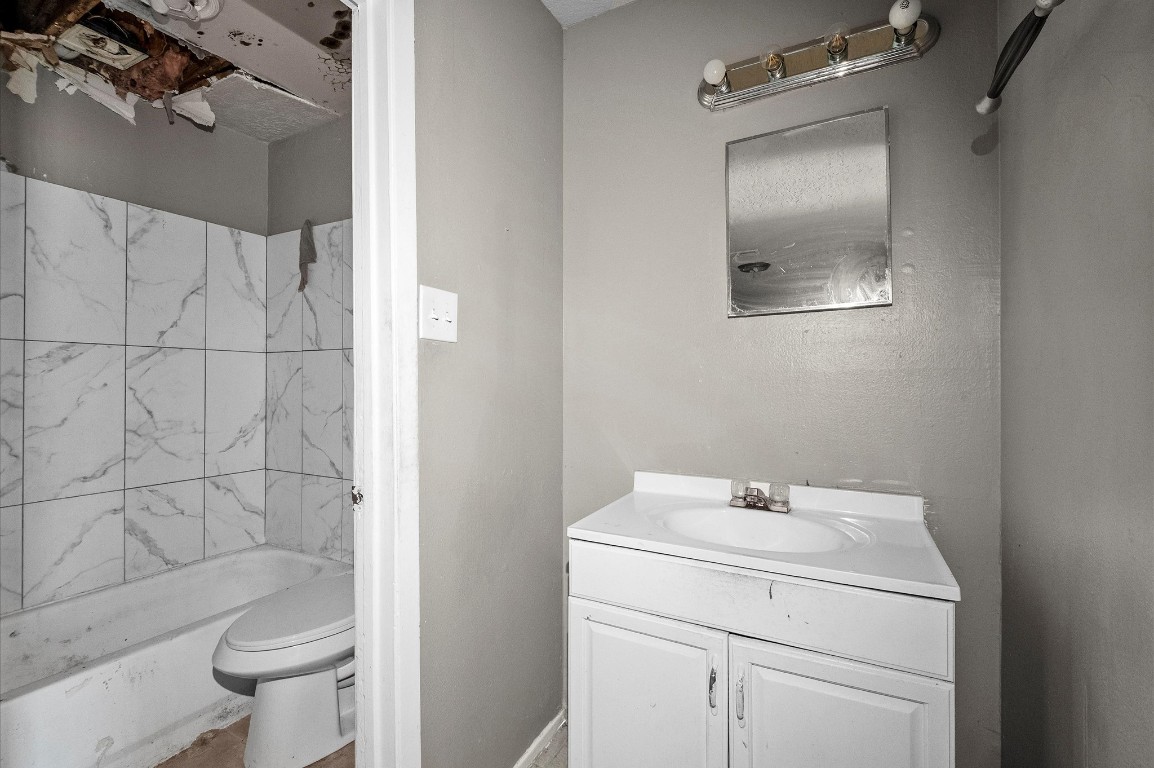 14504 Corpus Christi Street, Unit 4 Houston, TX 77015 - Photo 8 of 33 a bathroom with a sink toilet and shower