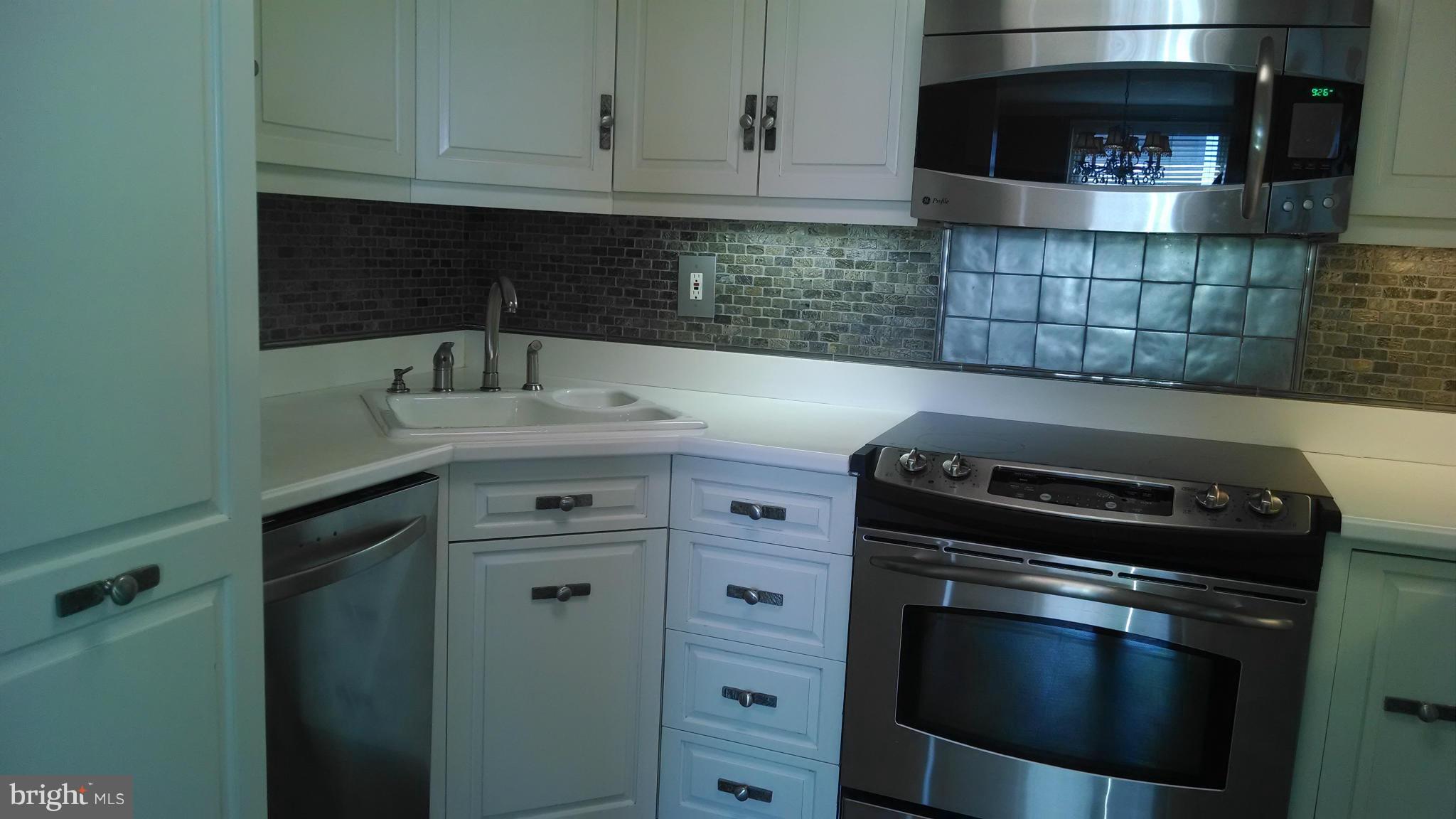 1101 St Paul Street, Unit 910 Baltimore, MD 21202 - Photo 2 of 19 Kitchen