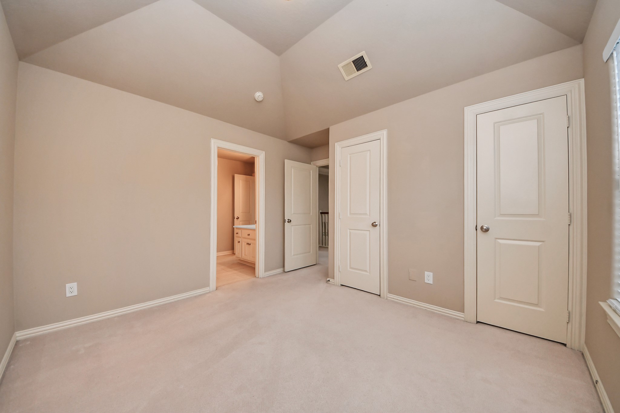 14454 Summerleaf Lane Houston, TX 77077 - Photo 45 of 50 an empty room with closet and a bathroom