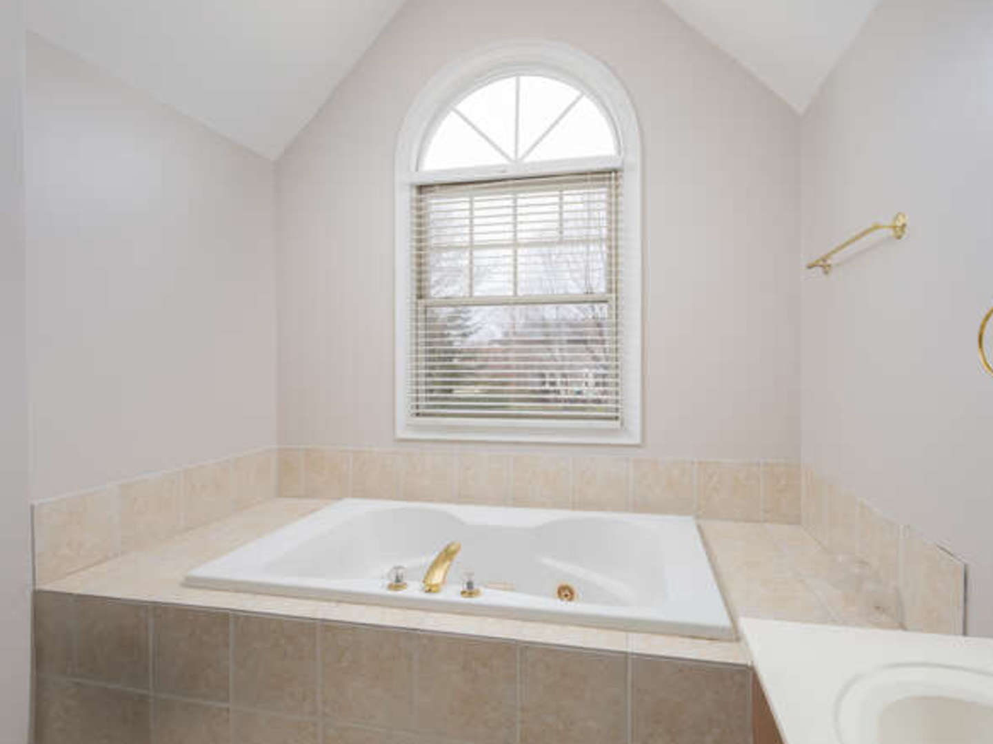 40-w046 Carl Sandburg Road St. Charles, IL 60175 - Photo 18 of 29 a bath tub sitting in a bathroom next to a window