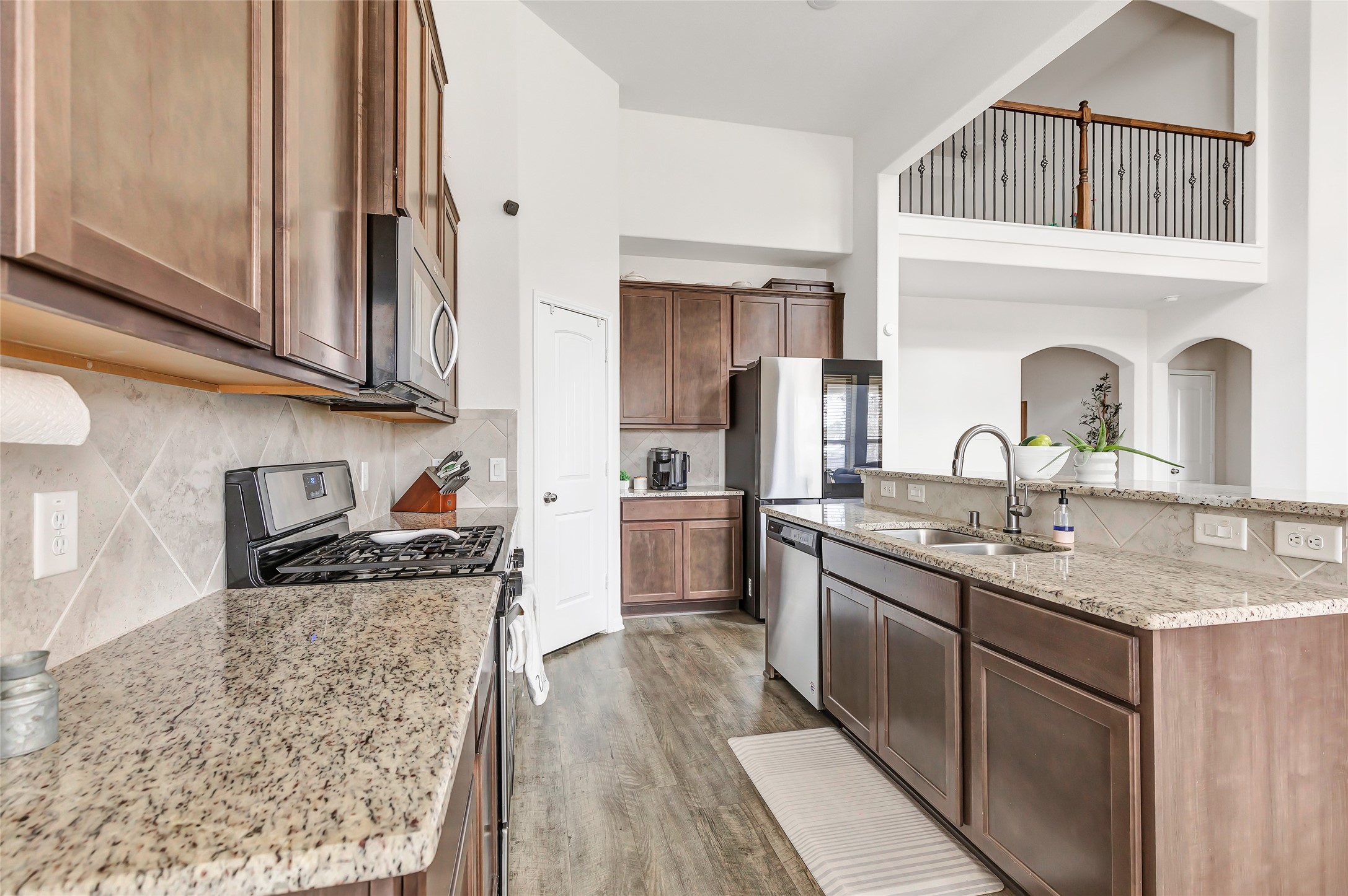 28511 Riverside Crest Lane Houston, TX 77336 - Photo 17 of 40 Kitchen with Island