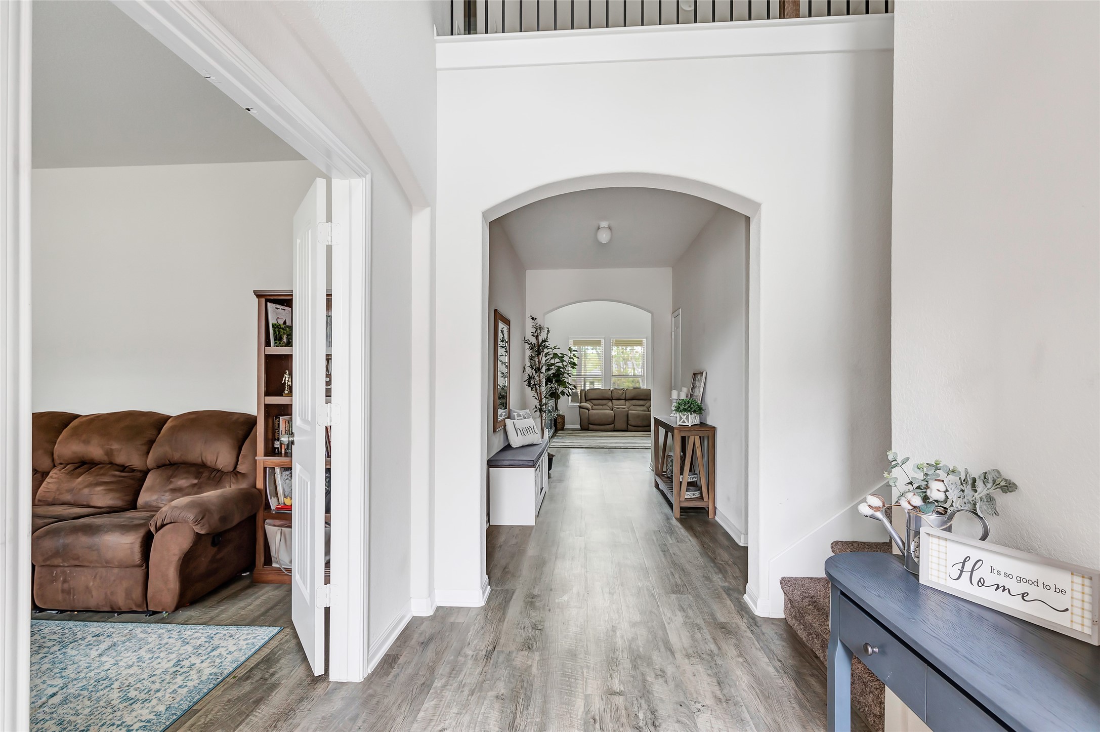 28511 Riverside Crest Lane Houston, TX 77336 - Photo 6 of 40 Two story entry