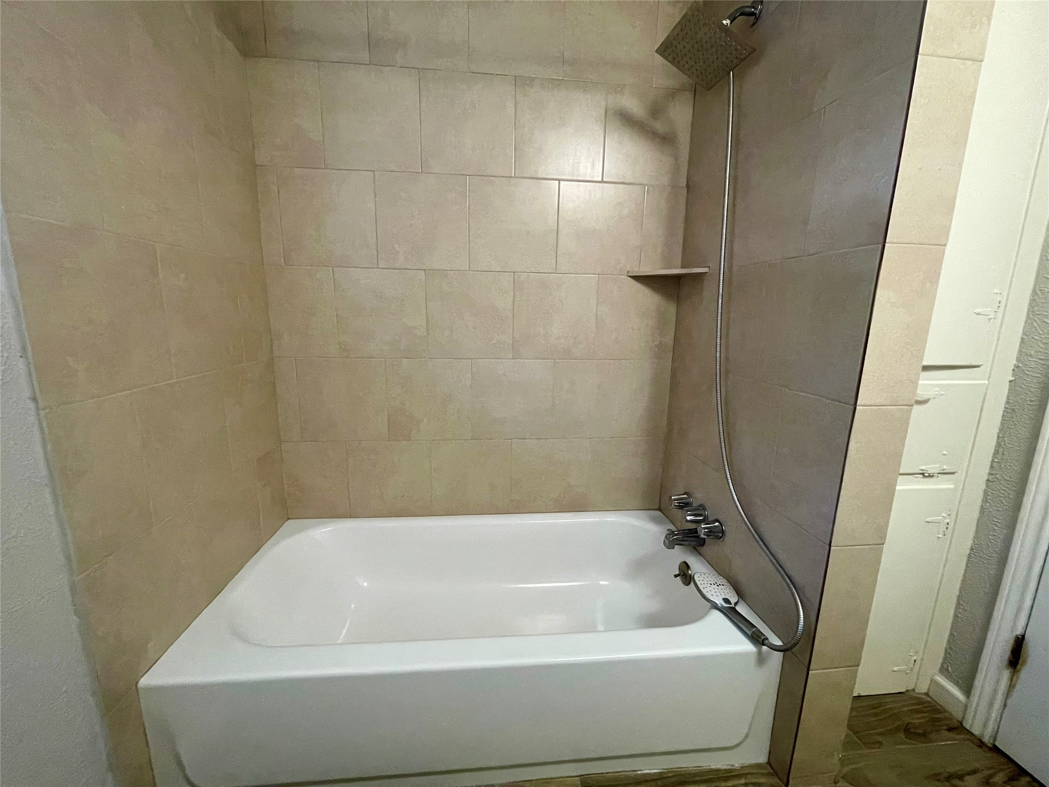 300 Hargett Street Clute, TX 77531 - Photo 33 of 36 a bathroom with a bathtub