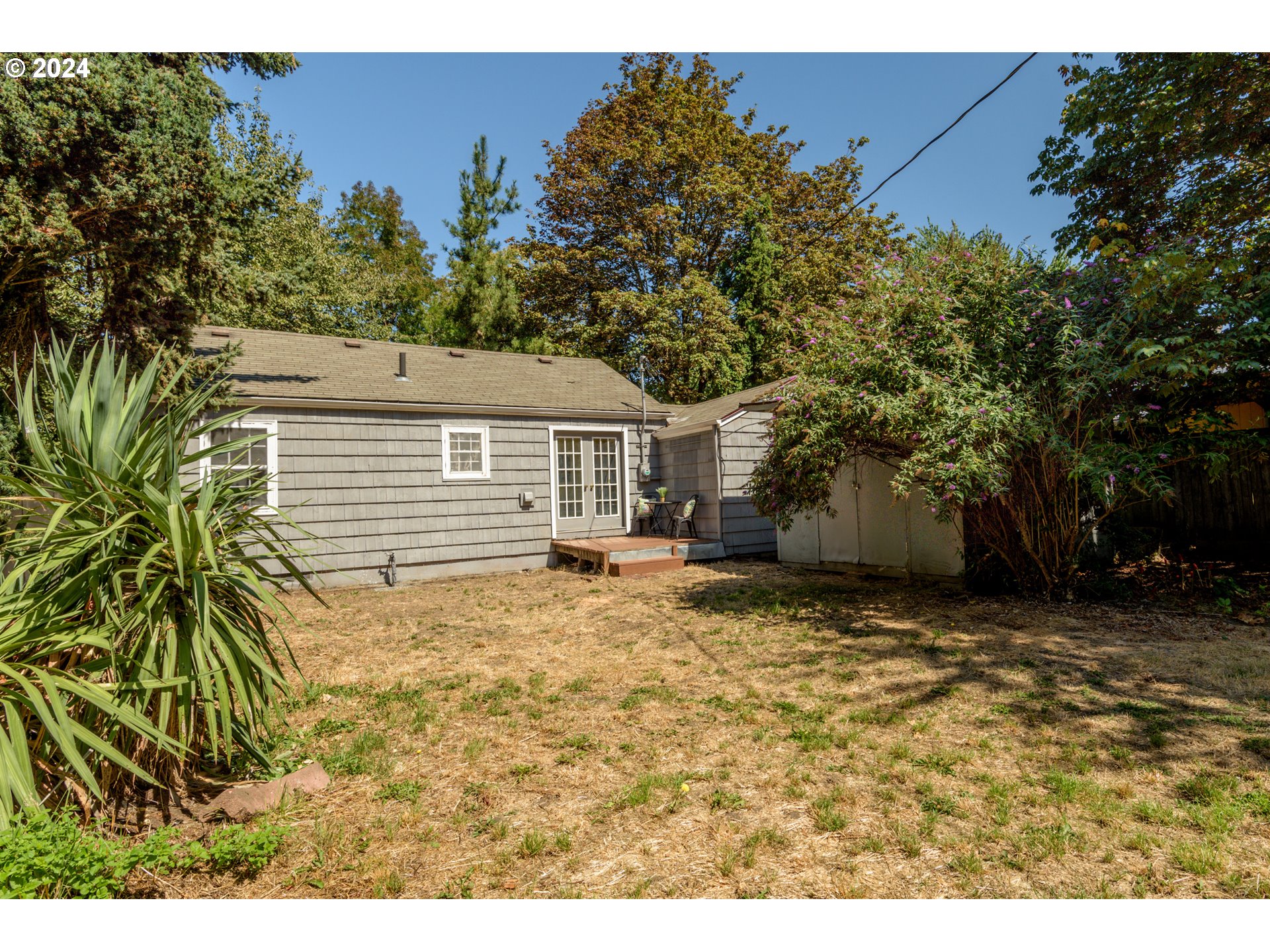 1476 West 4th Avenue Eugene, OR 97402 - Photo 20 of 26 a backyard of a house with table and chairs