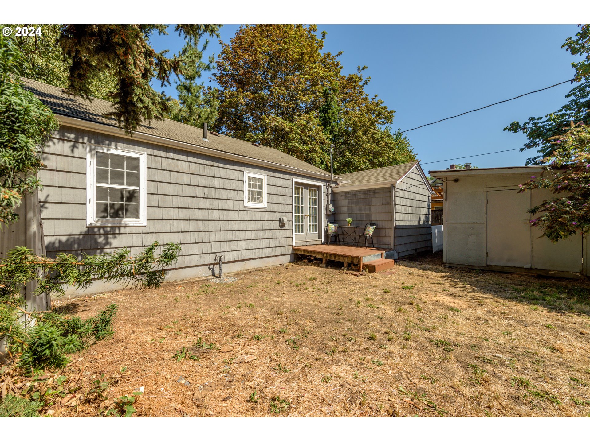 1476 West 4th Avenue Eugene, OR 97402 - Photo 21 of 26 a backyard of a house with table and chairs