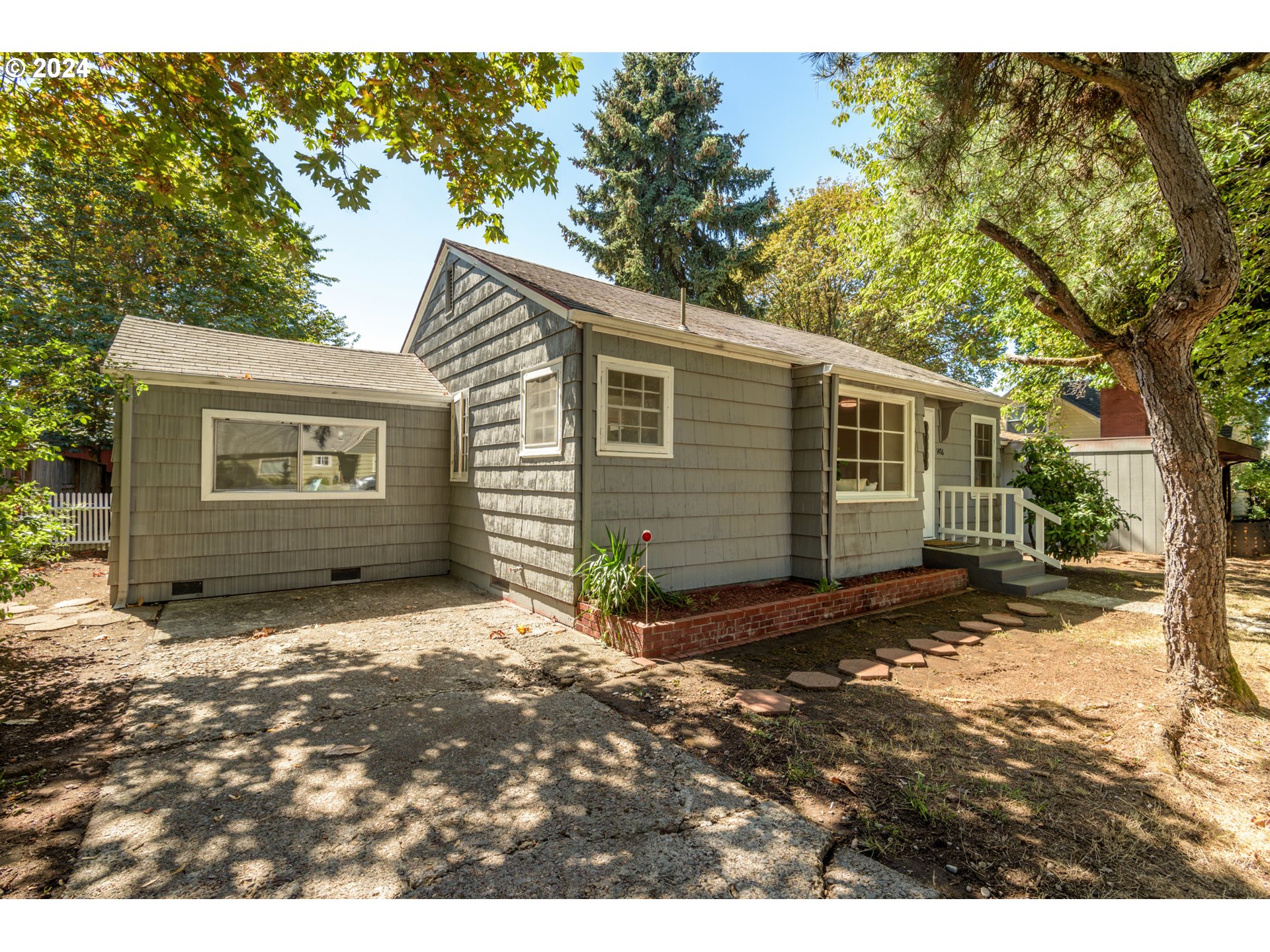 1476 West 4th Avenue Eugene, OR 97402 - Photo 3 of 26 a view of a house with a tree in the background