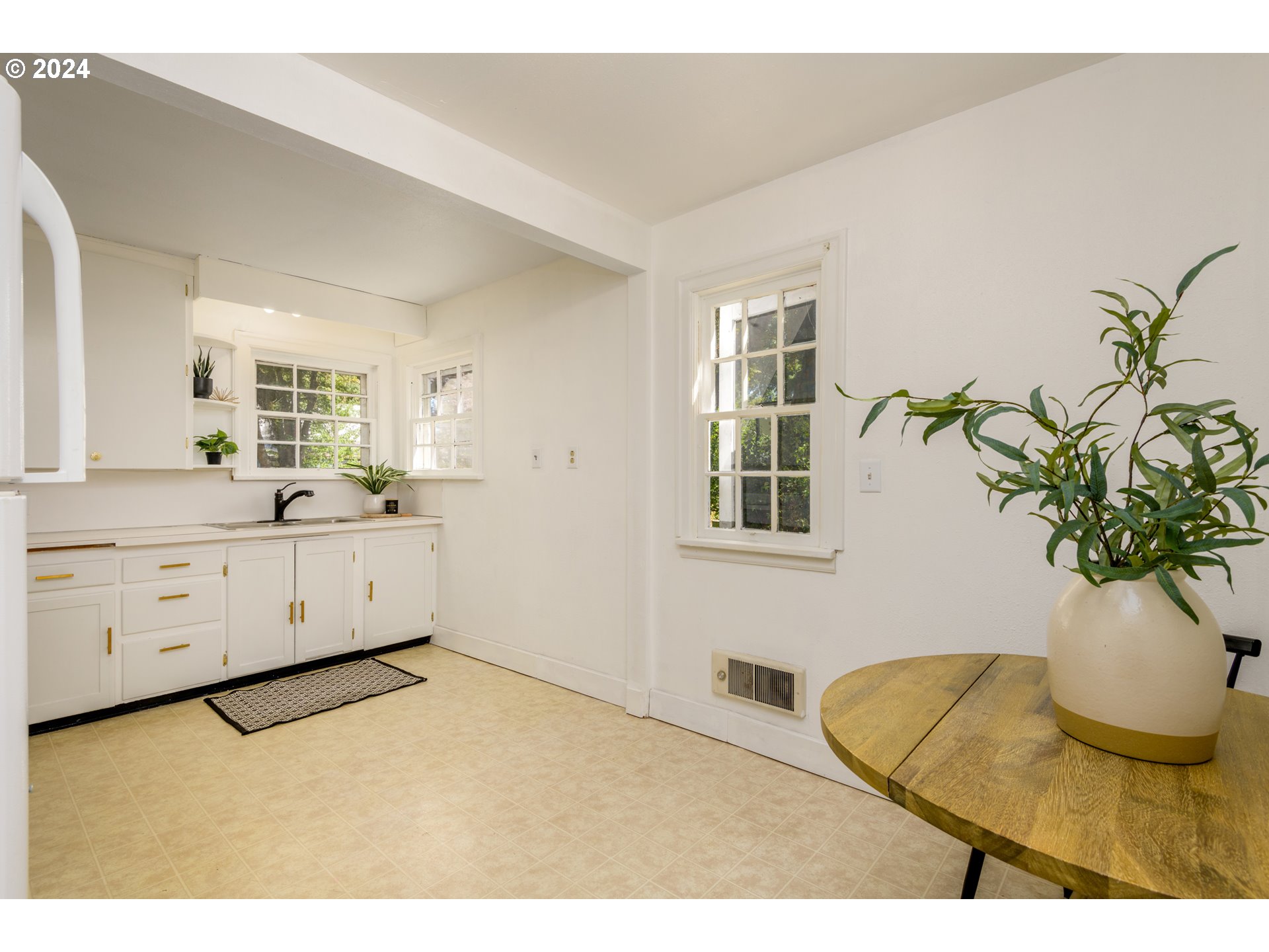 1476 West 4th Avenue Eugene, OR 97402 - Photo 9 of 26 a bathroom with a sink and mirror