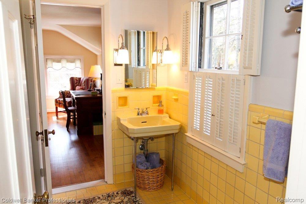 914 Shirley Road Birmingham, MI 48009 - Photo 16 of 23 JACK AND JILL BATH
