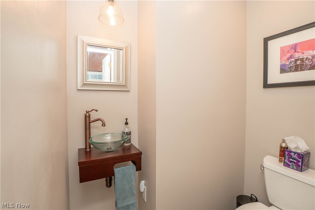 2810 Brentwood Close Northwest Canton, OH 44708 - Photo 25 of 50 1st Floor Half Bath
