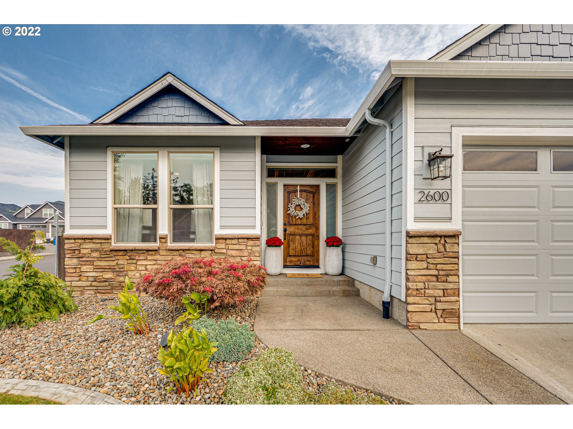 2600 Northeast 174th Street Ridgefield, WA 98642 - Photo 3 of 32 a front view of a house with garden