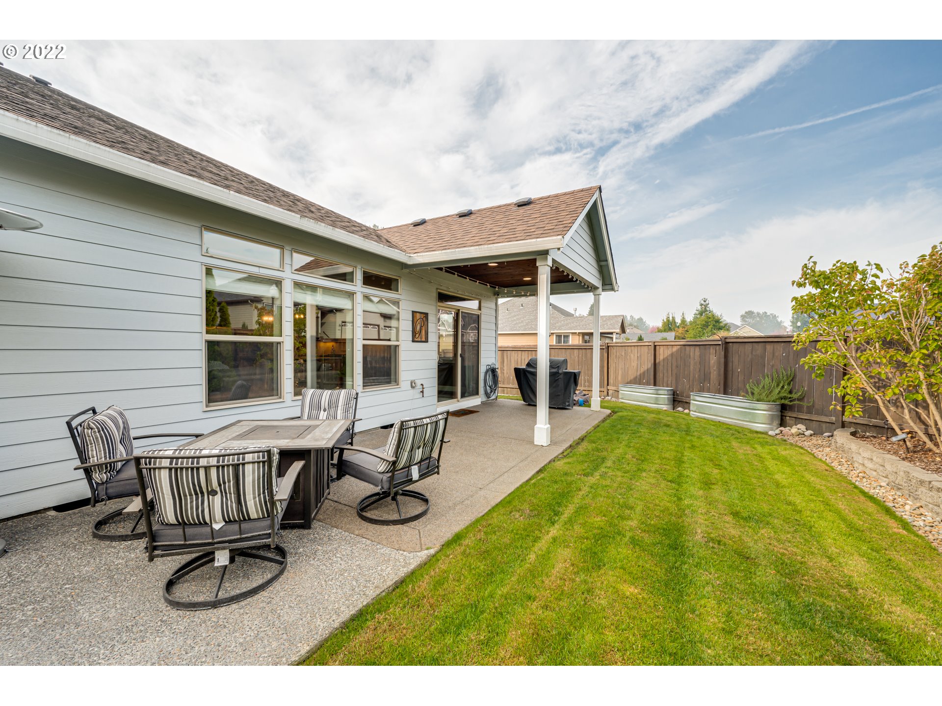 2600 Northeast 174th Street Ridgefield, WA 98642 - Photo 31 of 32 a swimming pool with table and chairs