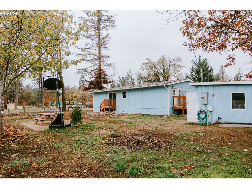 88247 Ellmaker Road Veneta, OR 97487 - Photo 12 of 47 a view of a backyard