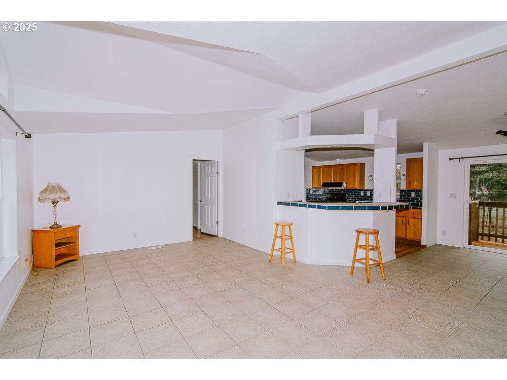 88247 Ellmaker Road Veneta, OR 97487 - Photo 14 of 47 a living room with furniture and a flat screen tv