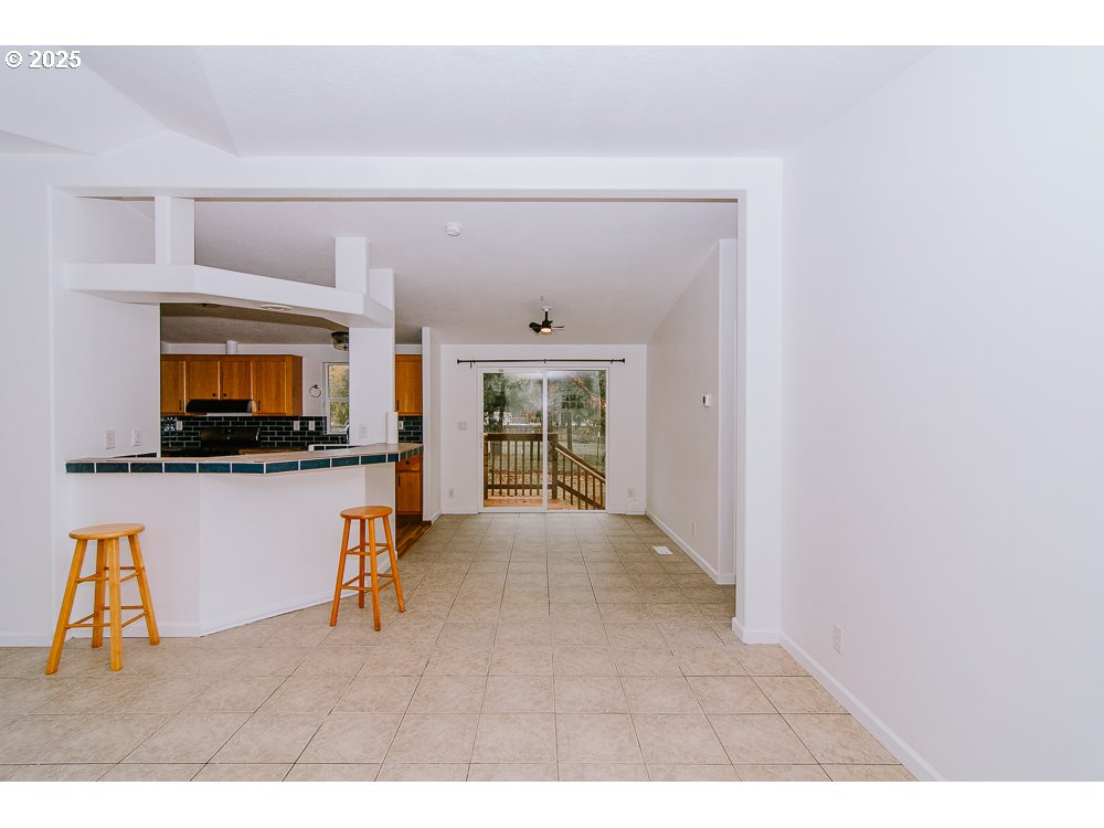 88247 Ellmaker Road Veneta, OR 97487 - Photo 18 of 47 a living room with furniture and a flat screen tv