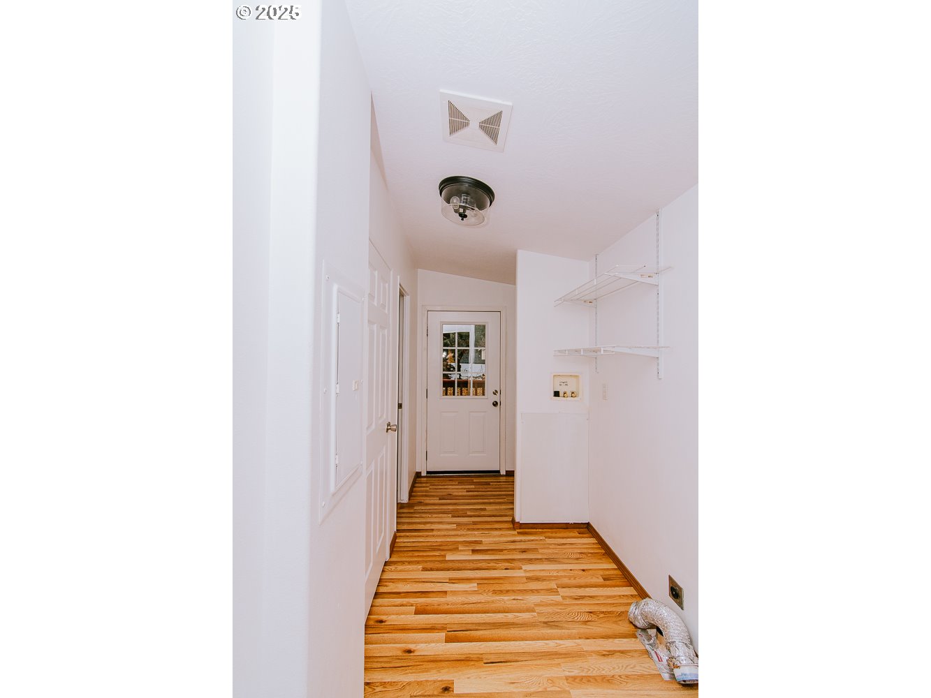 88247 Ellmaker Road Veneta, OR 97487 - Photo 28 of 47 a view of a hallway with wooden floor