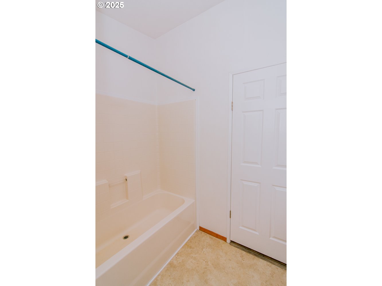 88247 Ellmaker Road Veneta, OR 97487 - Photo 30 of 47 a bathroom with a bathtub and a shower