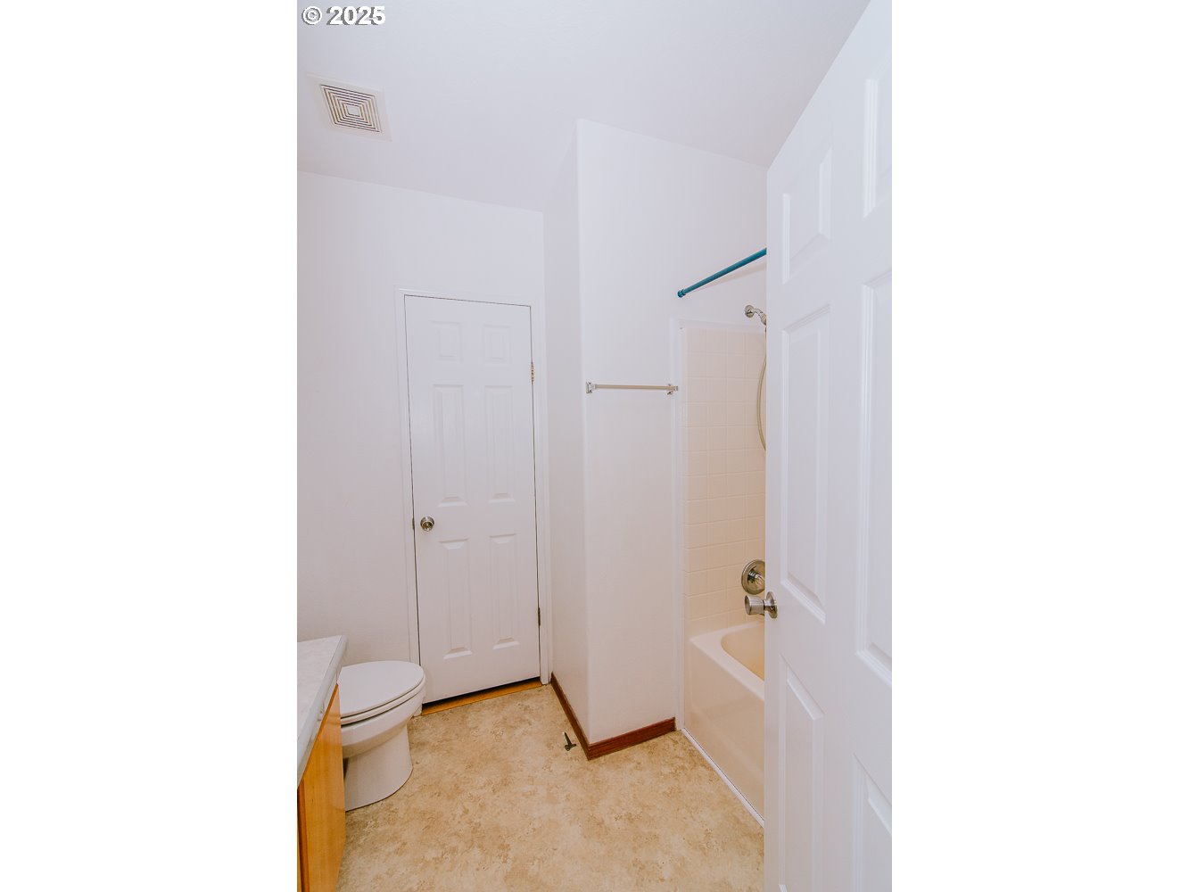 88247 Ellmaker Road Veneta, OR 97487 - Photo 31 of 47 a bathroom with a tub and shower